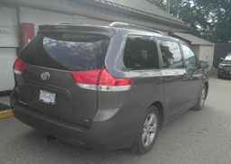 2013 TOYOTA SIENNA LE