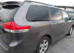 2011 TOYOTA SIENNA LE