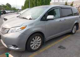 2017 TOYOTA SIENNA LE