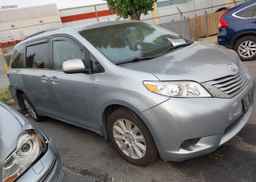 2017 TOYOTA SIENNA LE