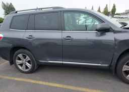 2011 TOYOTA HIGHLANDER SE