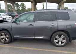 2011 TOYOTA HIGHLANDER SE