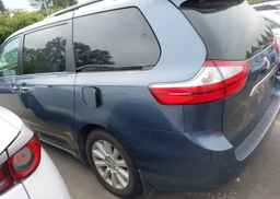 2017 TOYOTA SIENNA XLE