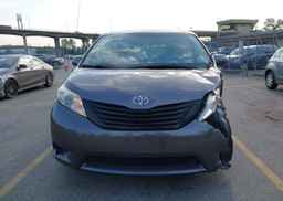 2011 TOYOTA SIENNA