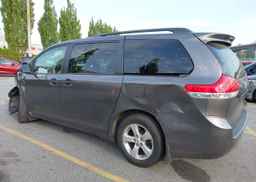 2011 TOYOTA SIENNA