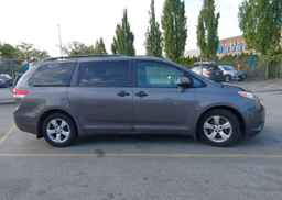 2011 TOYOTA SIENNA