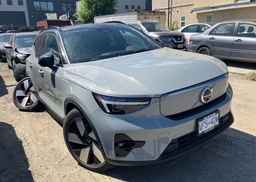 2024 VOLVO XC40
