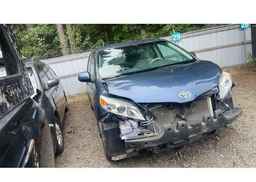 2014 TOYOTA SIENNA LE
