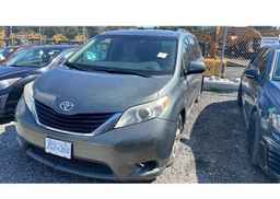 2013 TOYOTA SIENNA LE