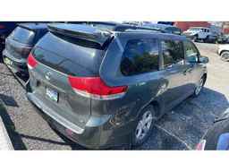 2013 TOYOTA SIENNA LE
