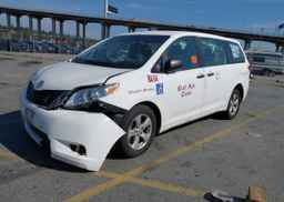2011 TOYOTA SIENNA