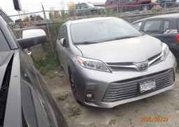2018 TOYOTA SIENNA XLE