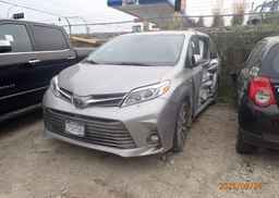 2018 TOYOTA SIENNA XLE