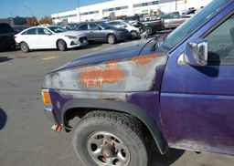 1995 NISSAN TRUCK KING CAB SE