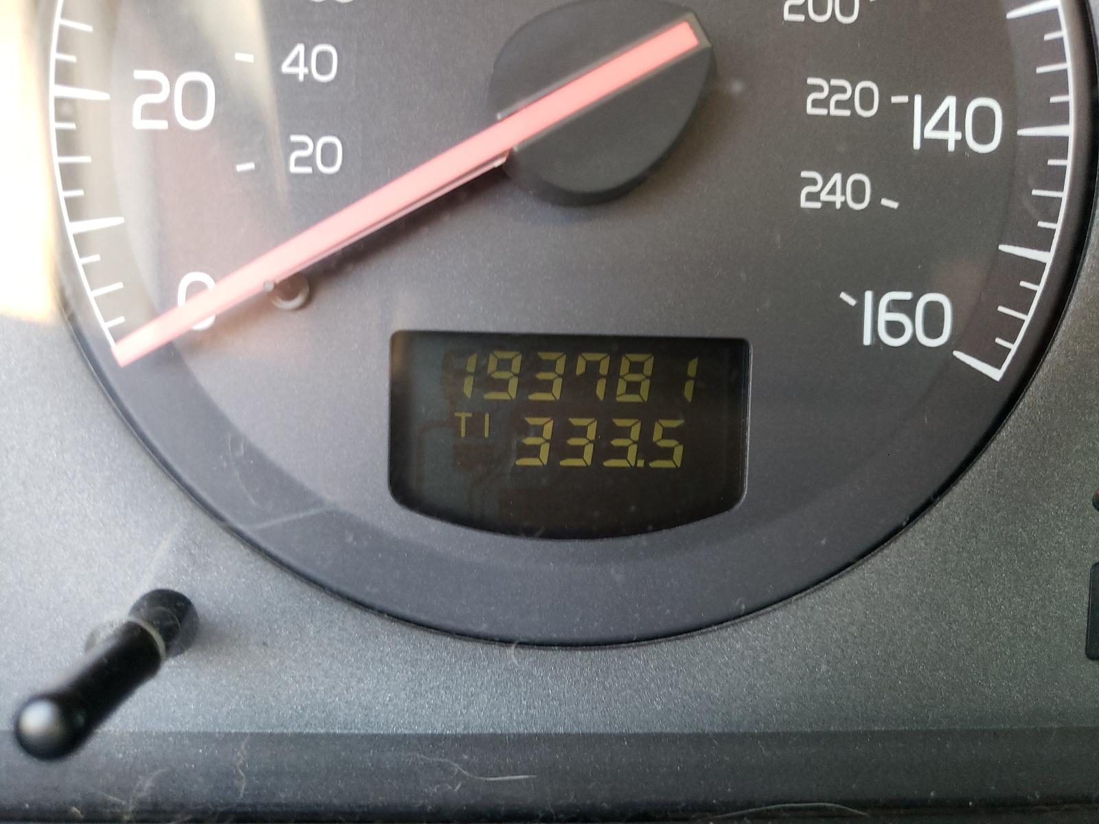 2001 VOLVO V70
