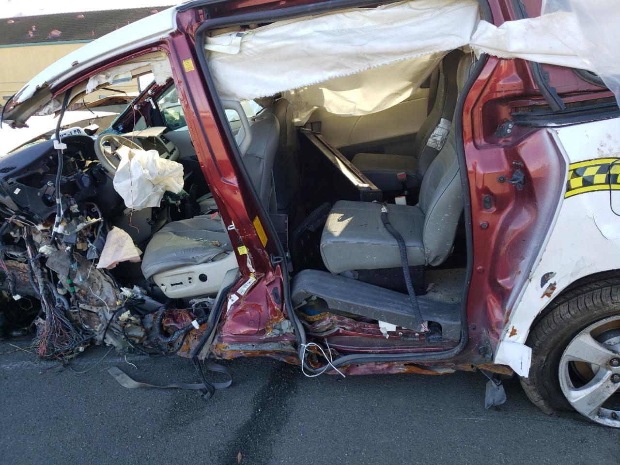 2011 TOYOTA SIENNA