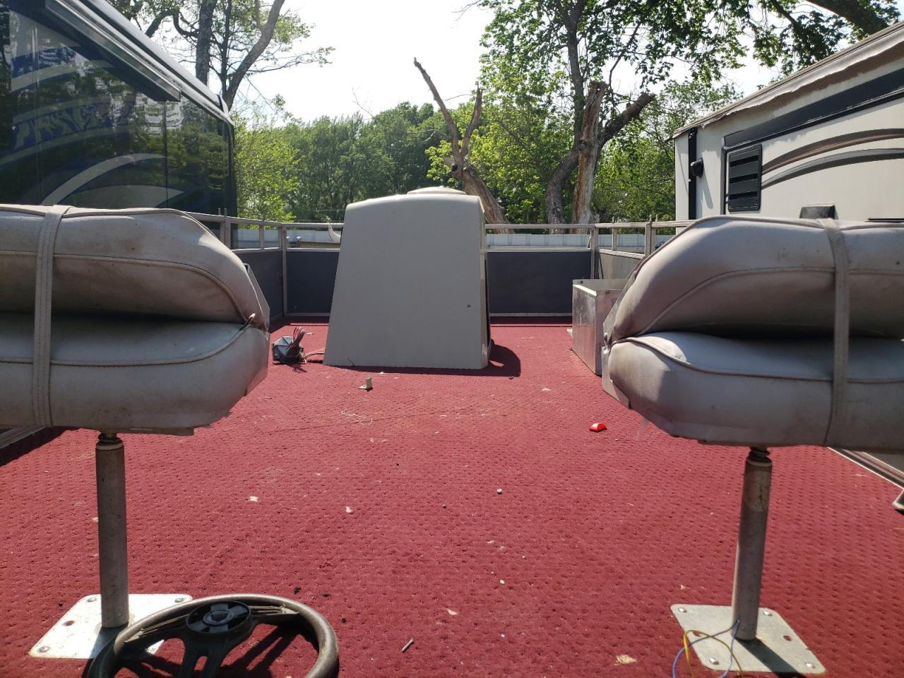 1989 Sun Tracker Boat