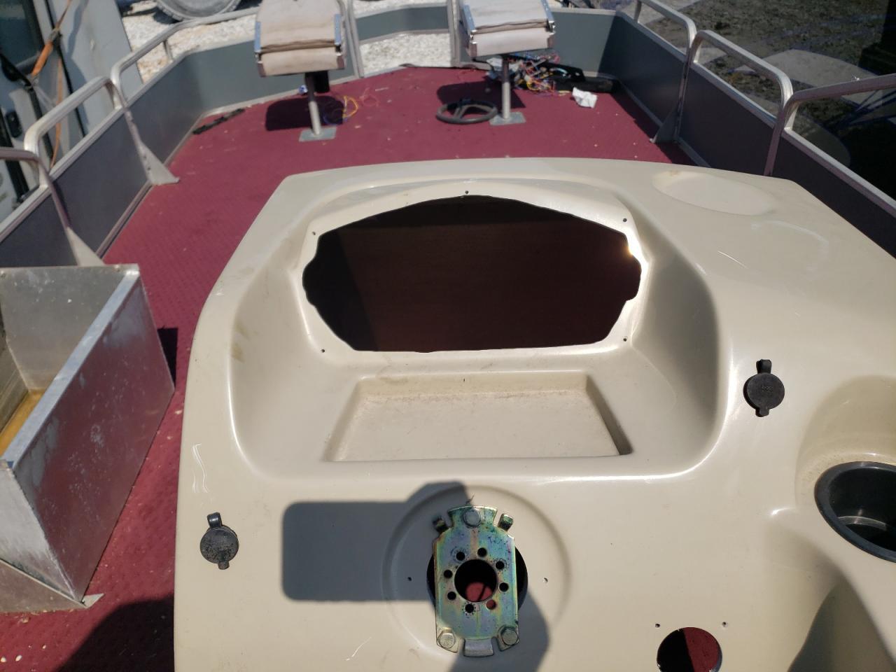 1989 Sun Tracker Boat