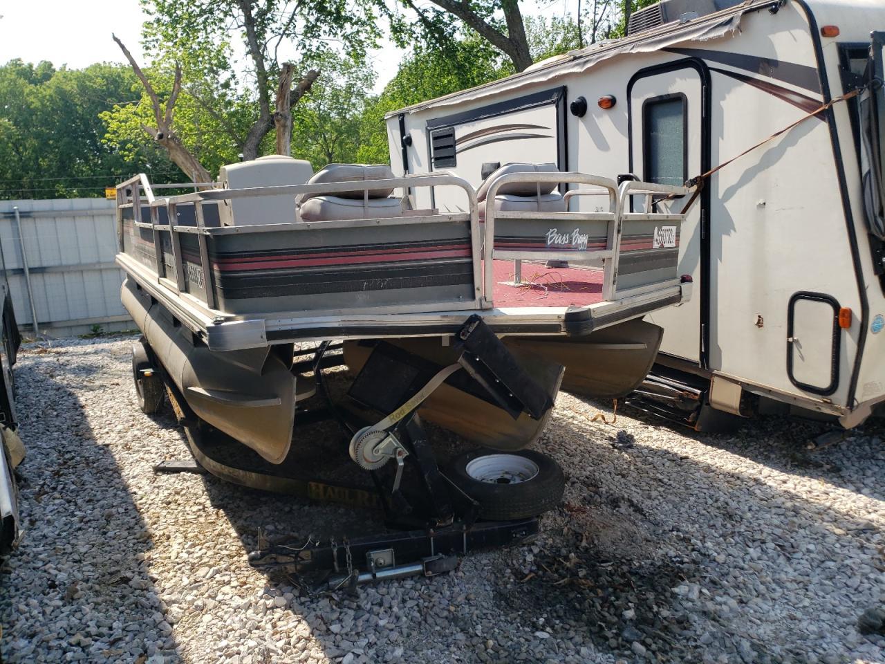1989 Sun Tracker Boat