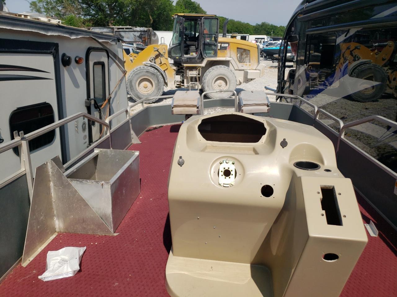 1989 Sun Tracker Boat