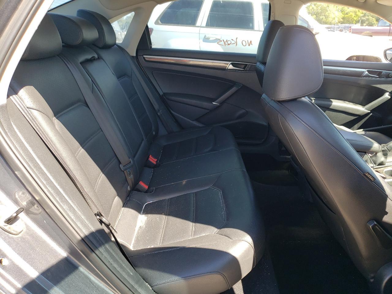 2017 VOLKSWAGEN Passat