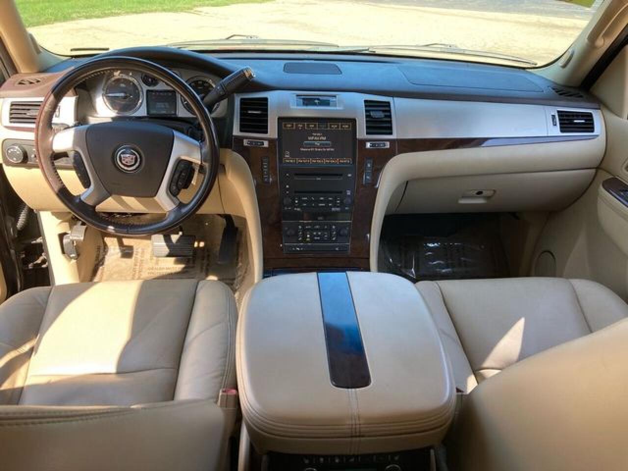 2010 CADILLAC ESCALADE