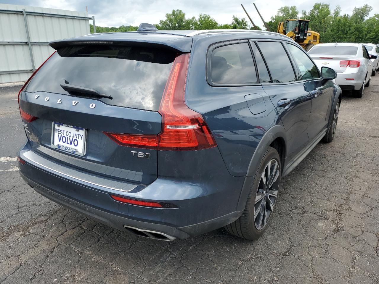 2022 VOLVO V60