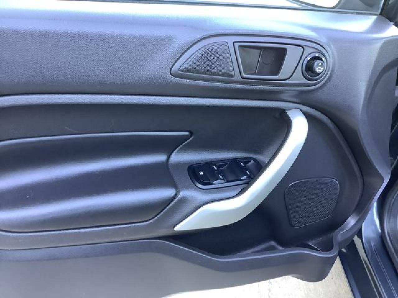 2011 FORD Fiesta