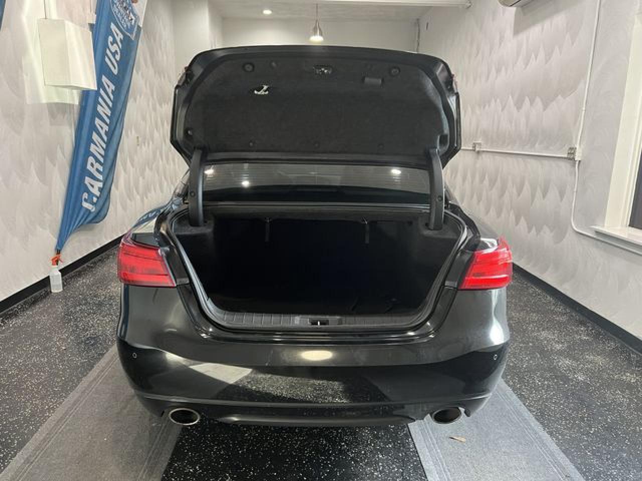2017 NISSAN Maxima