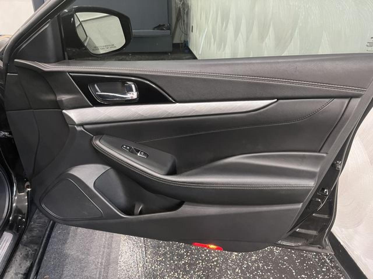 2017 NISSAN Maxima