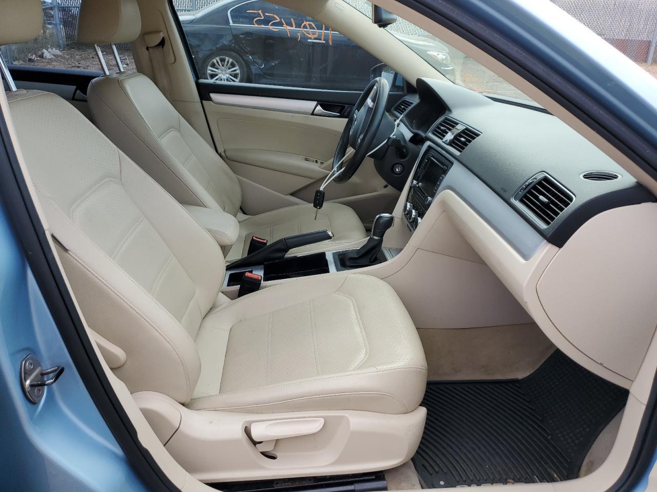 2012 VOLKSWAGEN Passat