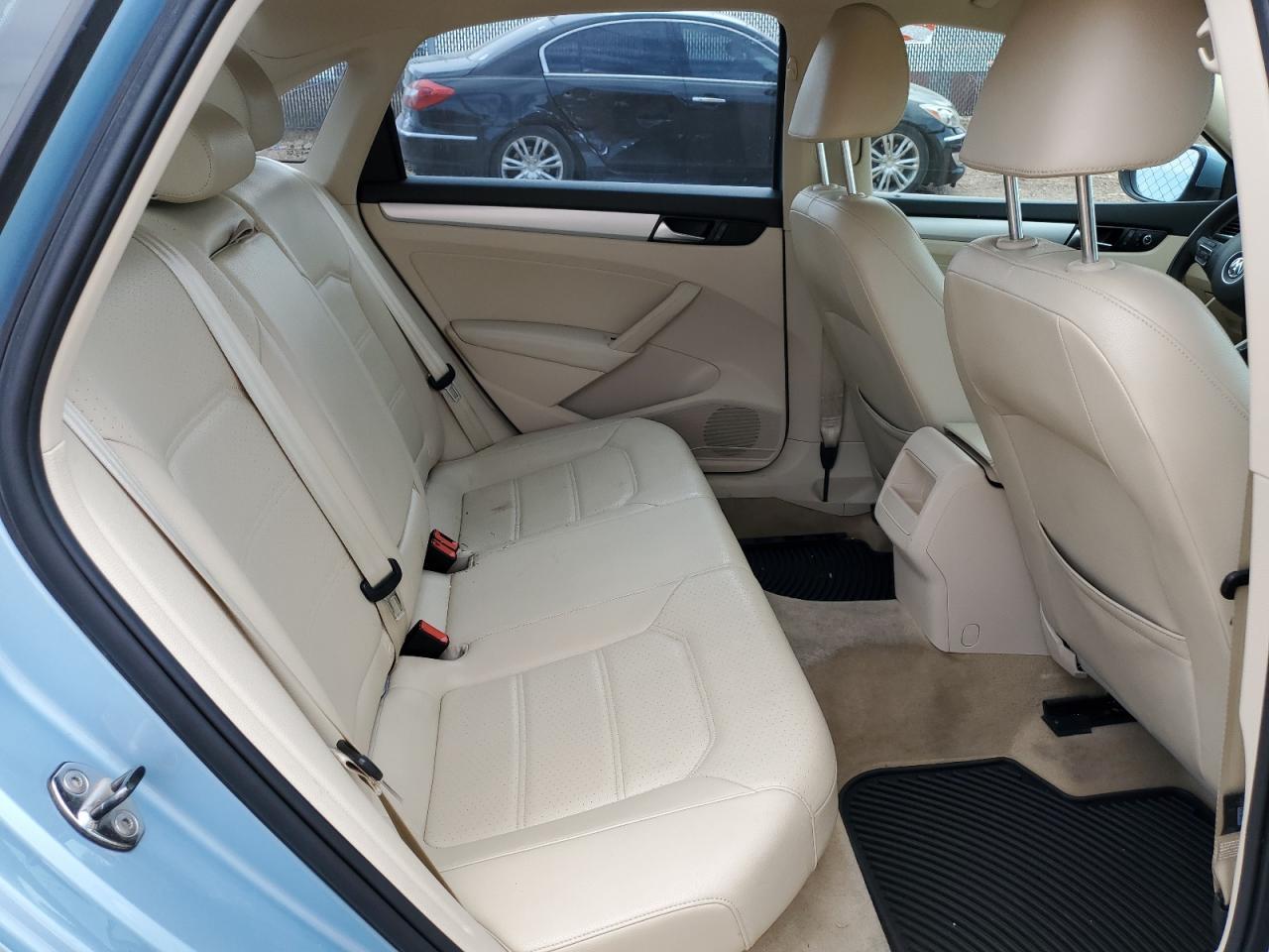 2012 VOLKSWAGEN Passat