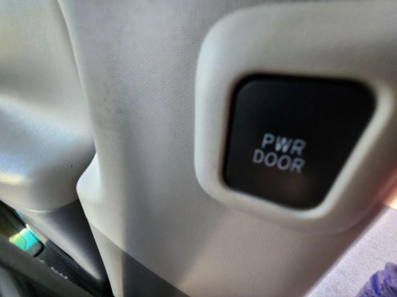 2011 TOYOTA SIENNA