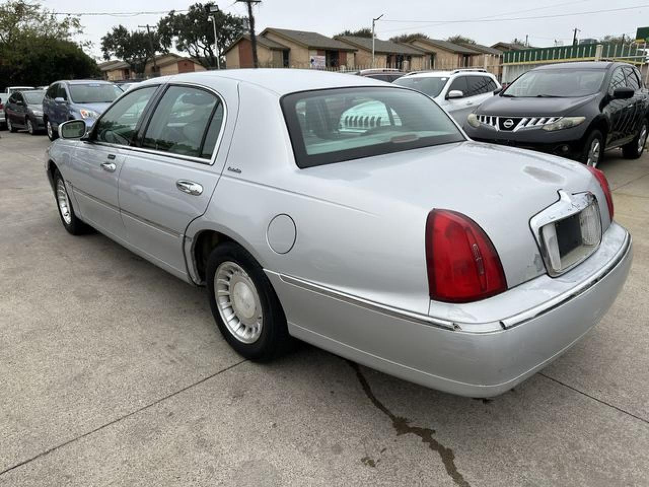 2001 LINCOLN Town Car