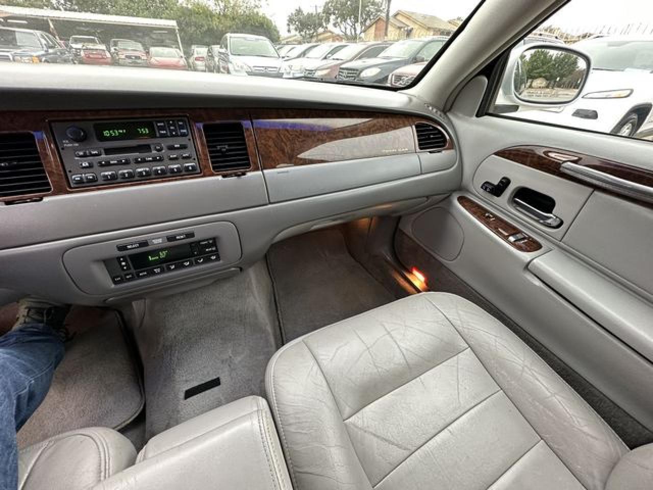 2001 LINCOLN Town Car