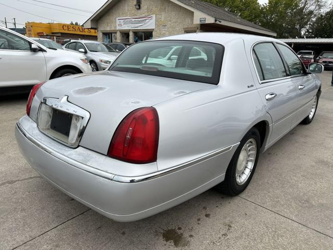 2001 LINCOLN Town Car