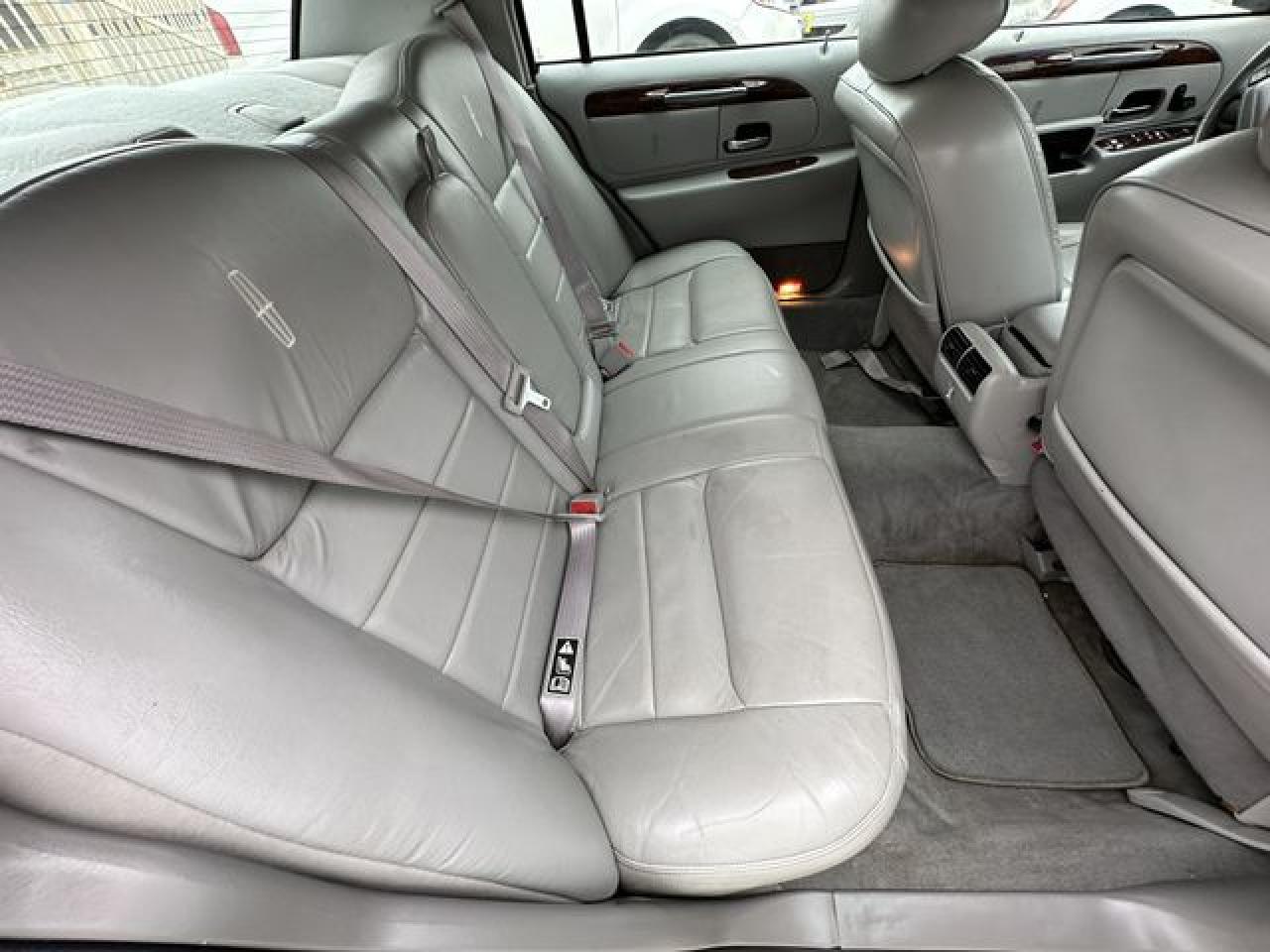 2001 LINCOLN Town Car