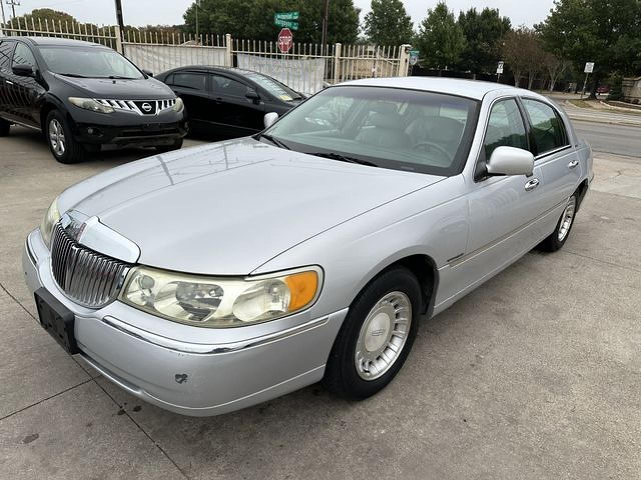 2001 LINCOLN Town Car