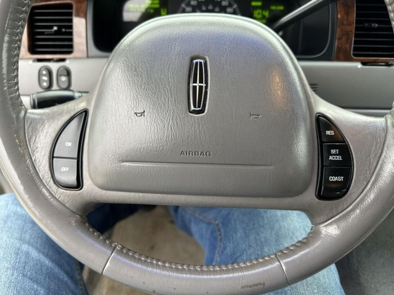 2001 LINCOLN Town Car