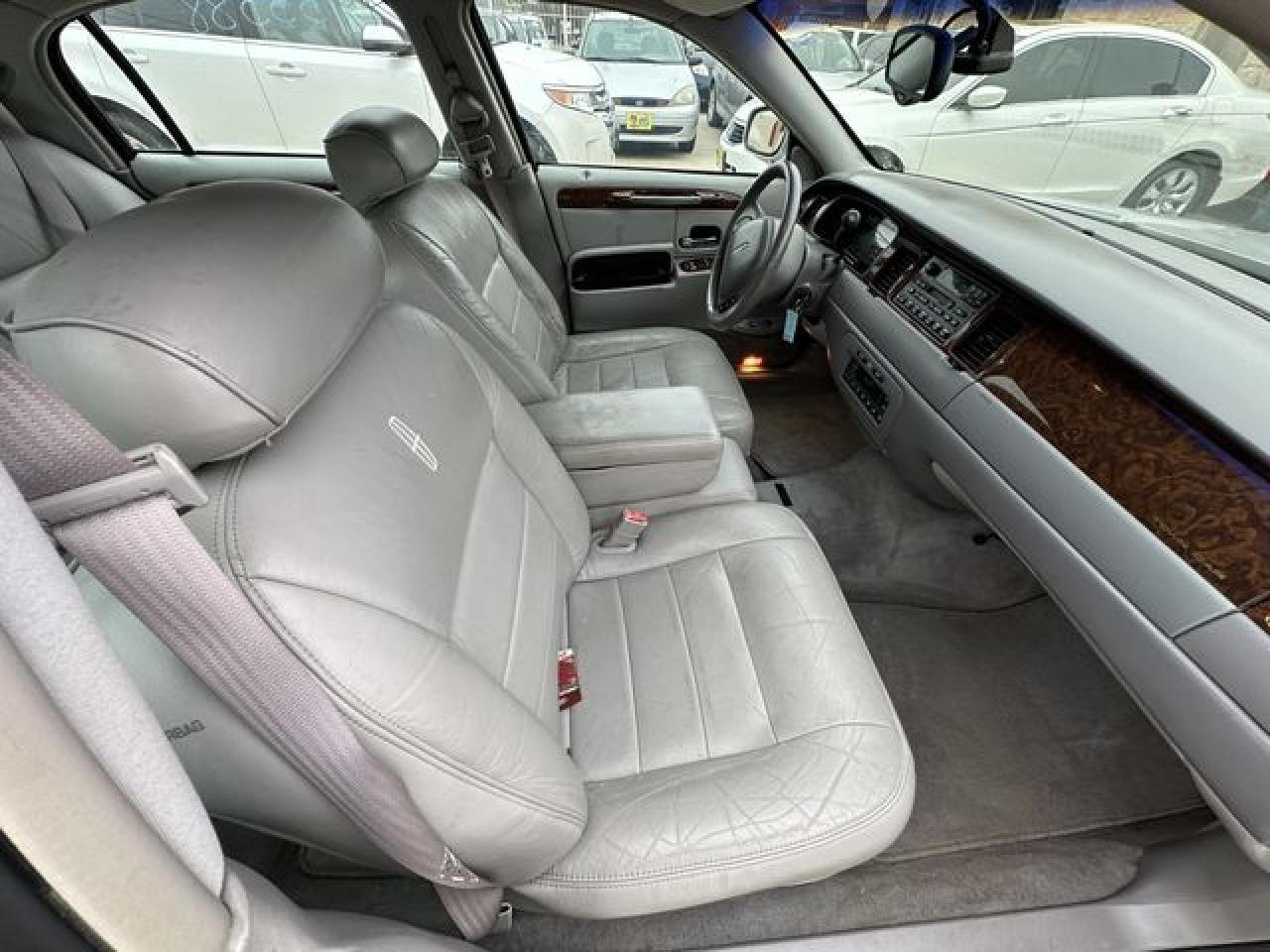 2001 LINCOLN Town Car