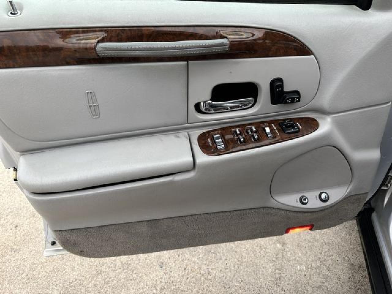 2001 LINCOLN Town Car