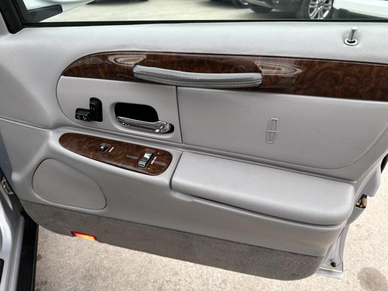 2001 LINCOLN Town Car