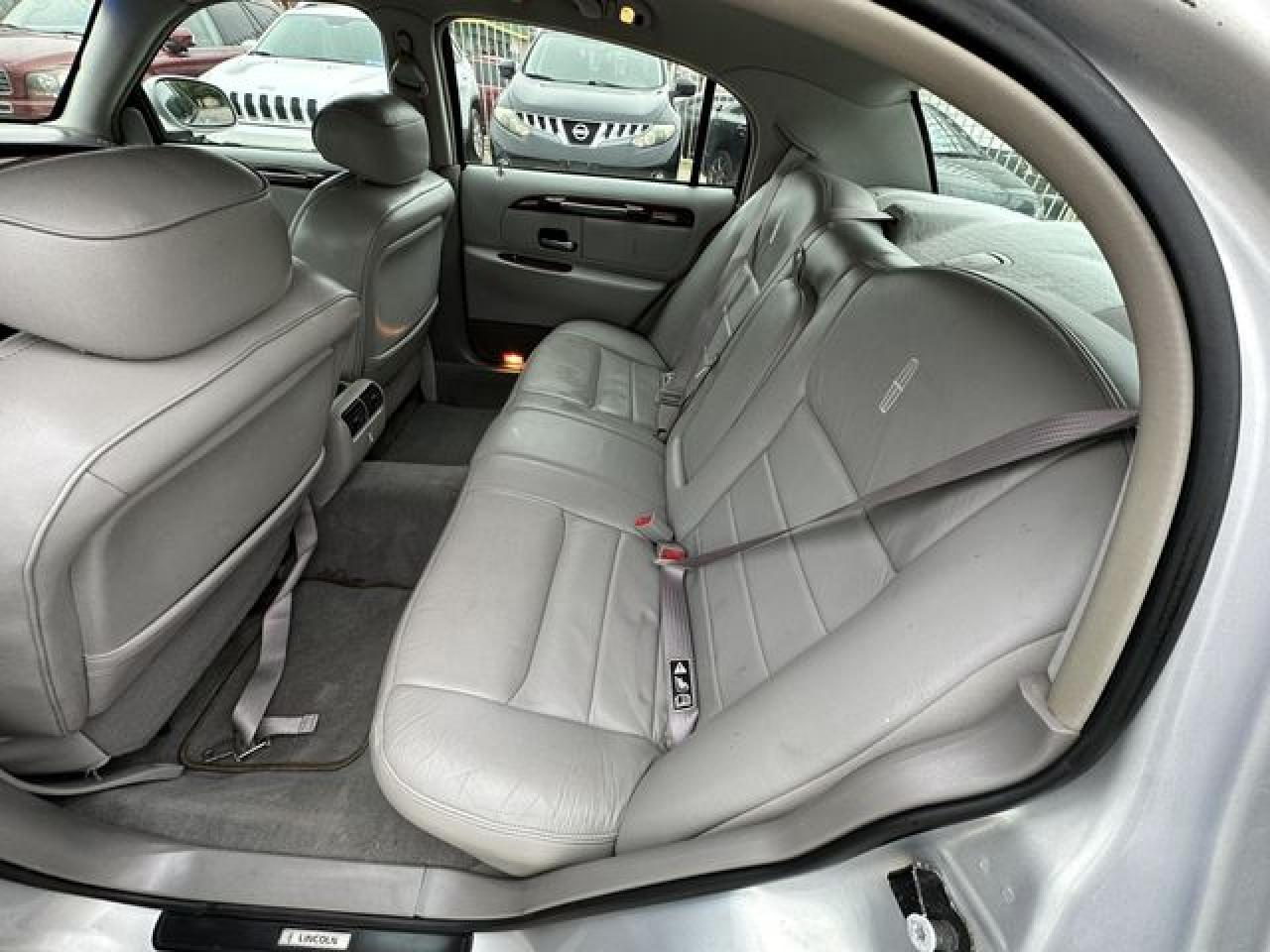 2001 LINCOLN Town Car