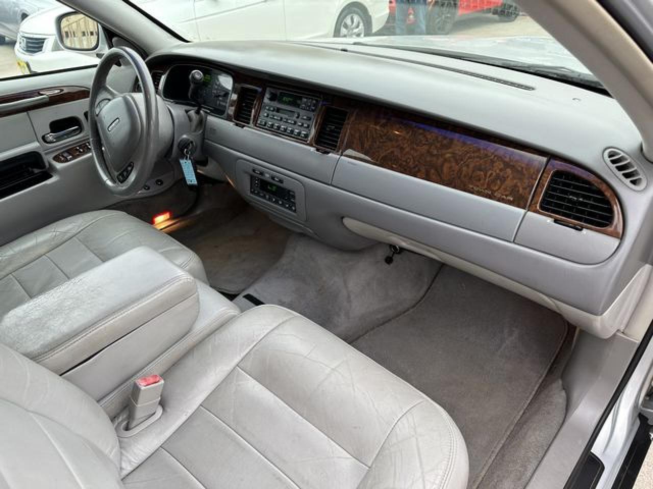 2001 LINCOLN Town Car