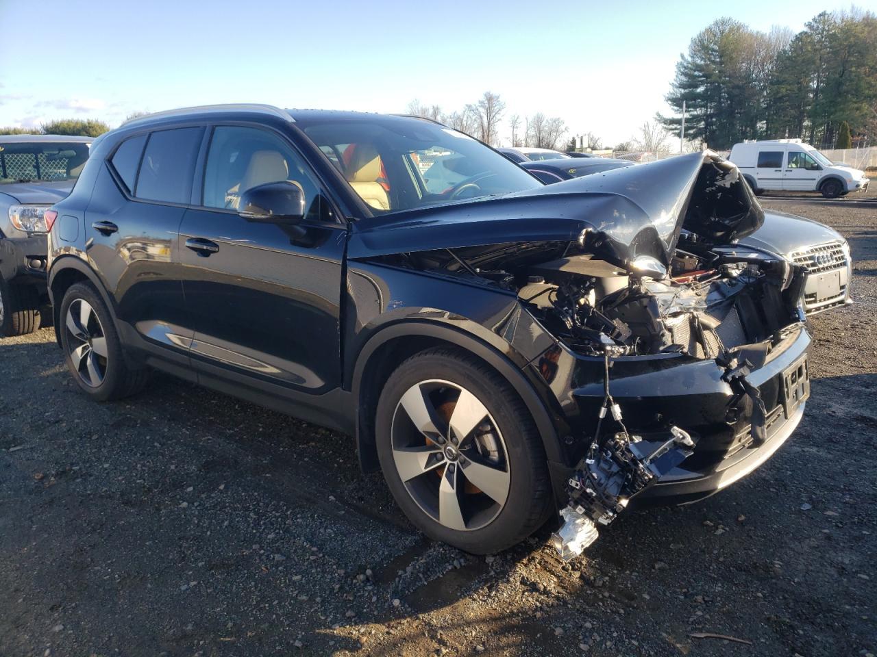 2019 VOLVO XC40