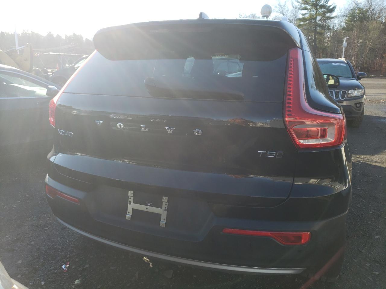 2019 VOLVO XC40