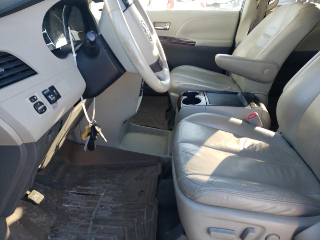 2011 TOYOTA SIENNA