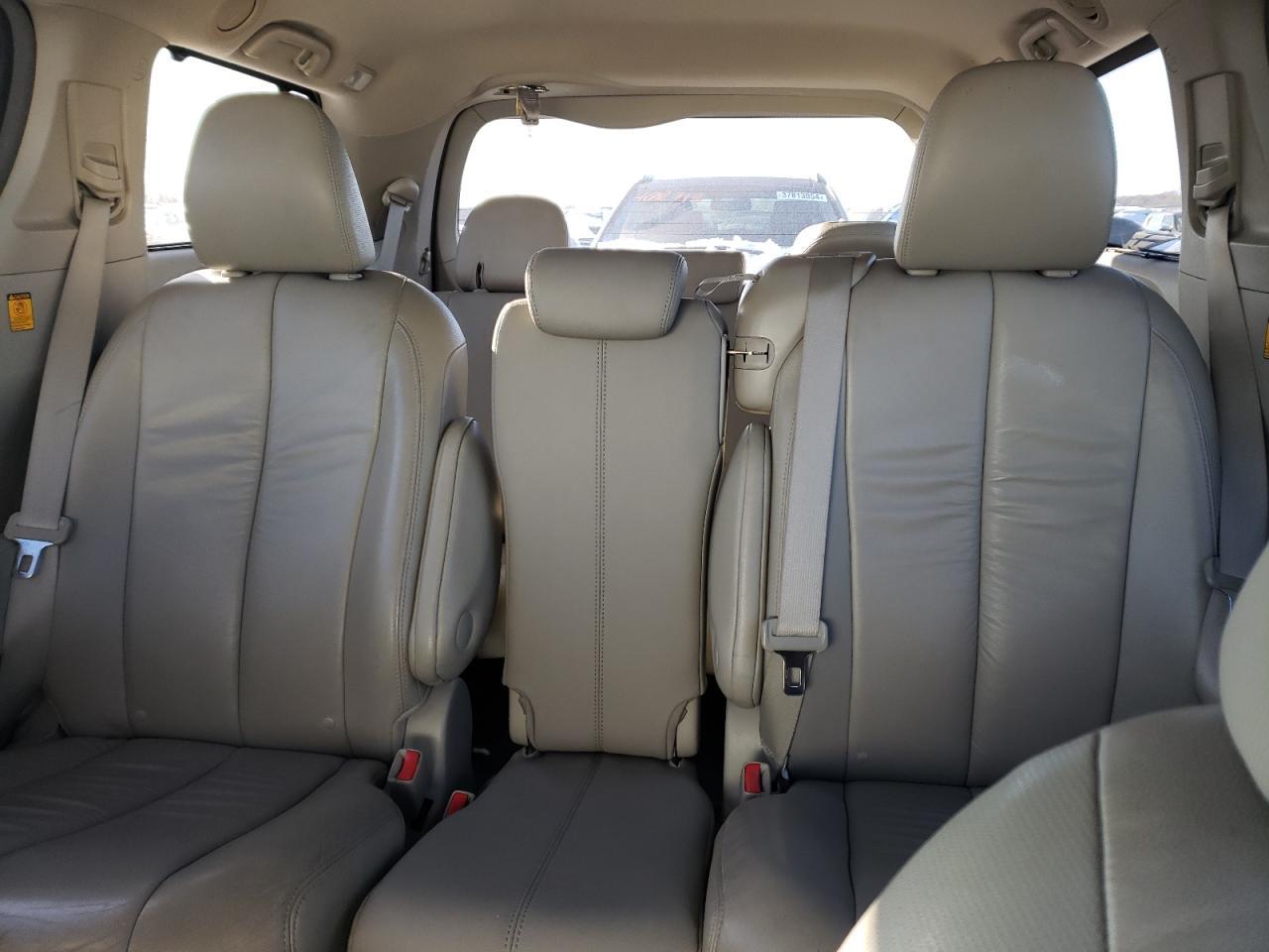 2011 TOYOTA SIENNA