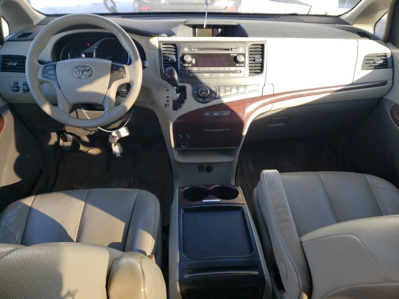 2011 TOYOTA SIENNA