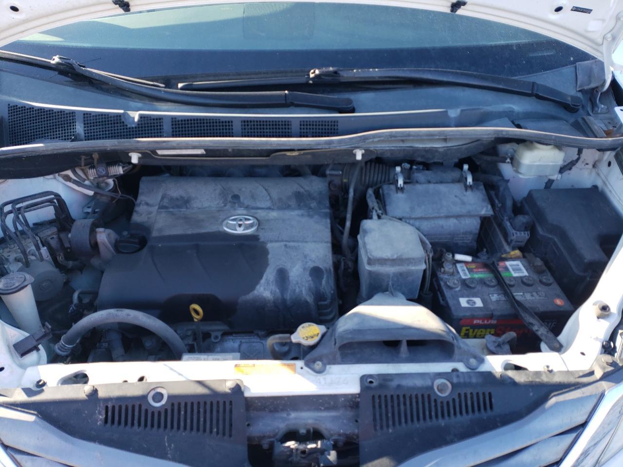 2011 TOYOTA SIENNA